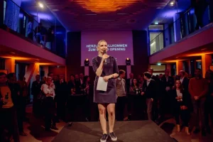 Janine Mehner eröffnet Square in Hamburg, Fishbowl Bühne