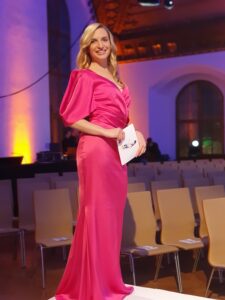 Münchner Modepreis, Moderation Preisverleihung Moderation in München Janine Mehner, Kleid Talbot Runhof