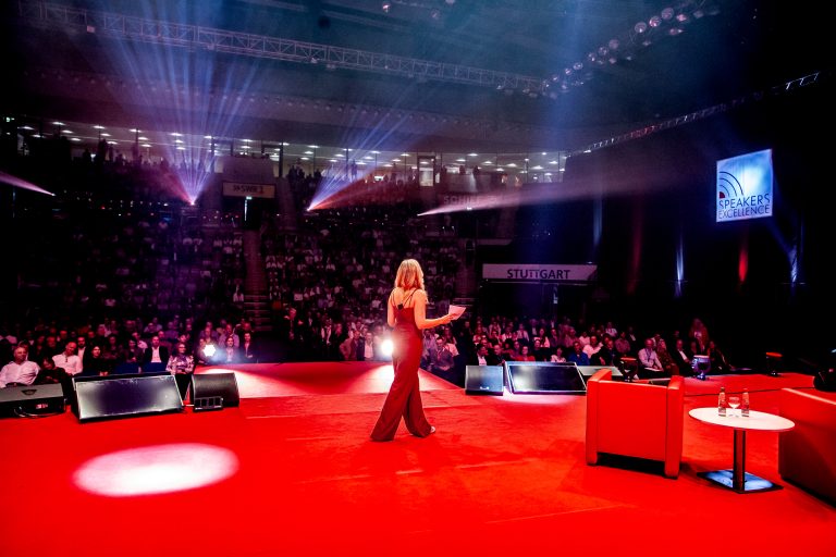 Moderation in der Porsche Arena vor über 2000 Gästen Janine Mehner moderiert in Stuttgart // Foto Jamie Lee Arnold